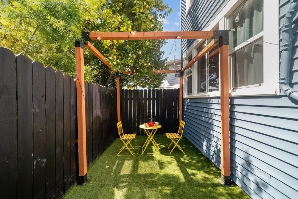 Centrally Located 2 Bedrooms Walkable 2 Duplex by Redawning