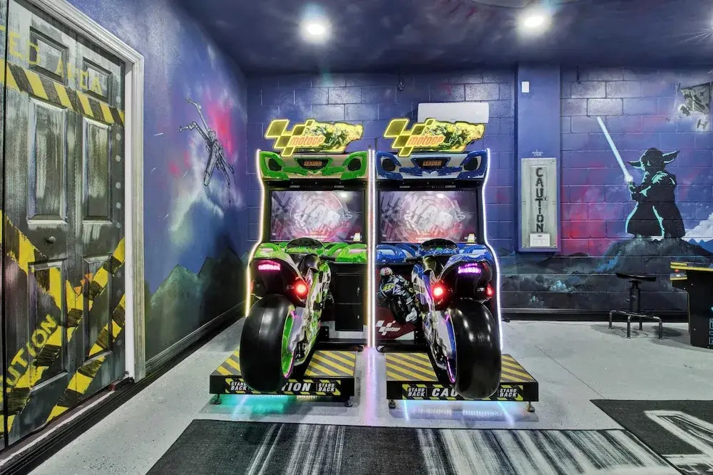 Sleeps 20! 9bdr, Star Wars-themed Game Room, Pool, Hot Tub Nassau by Avantstay