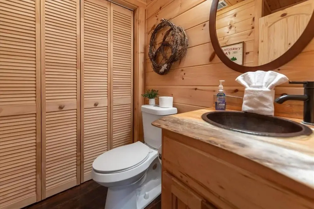 Carters Cozy Cabin - Peaceful Cabin With 13 Acres of Lawn Trees and Trails