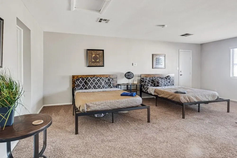 Cozy Papago Home In Old Town Near Zoo, Casino, Golf, And More! 5 Bedroom Home by Redawning