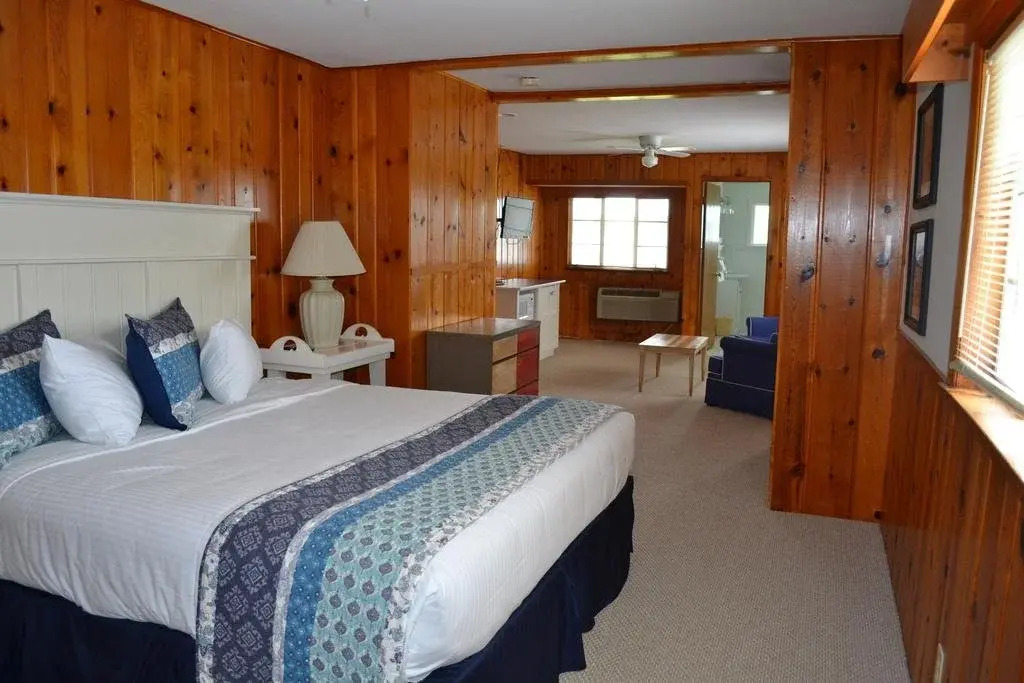 Buzz's Lakeside Inn