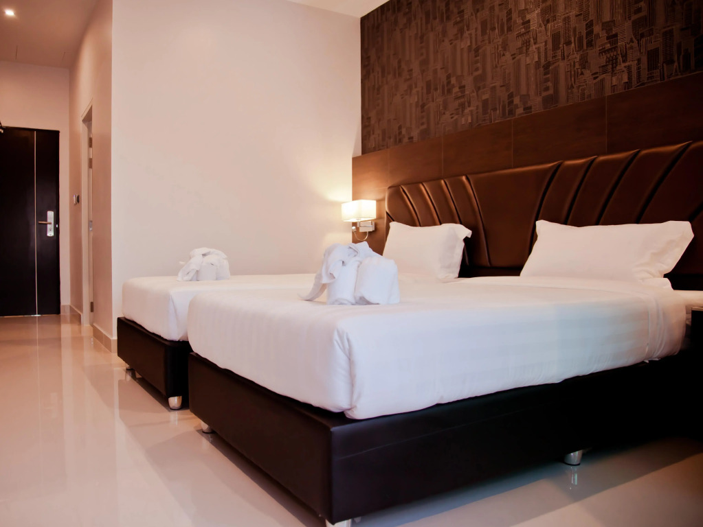 101 Holiday Suites