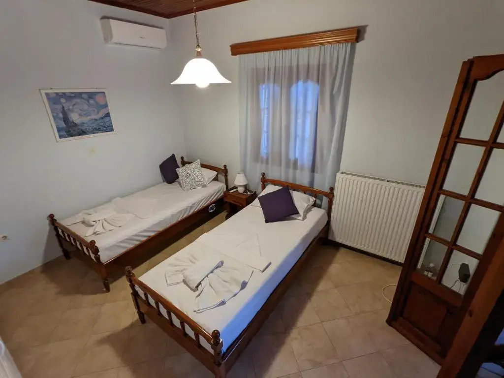 Lovely Lontza, A Cozy 2-Bedroom House.