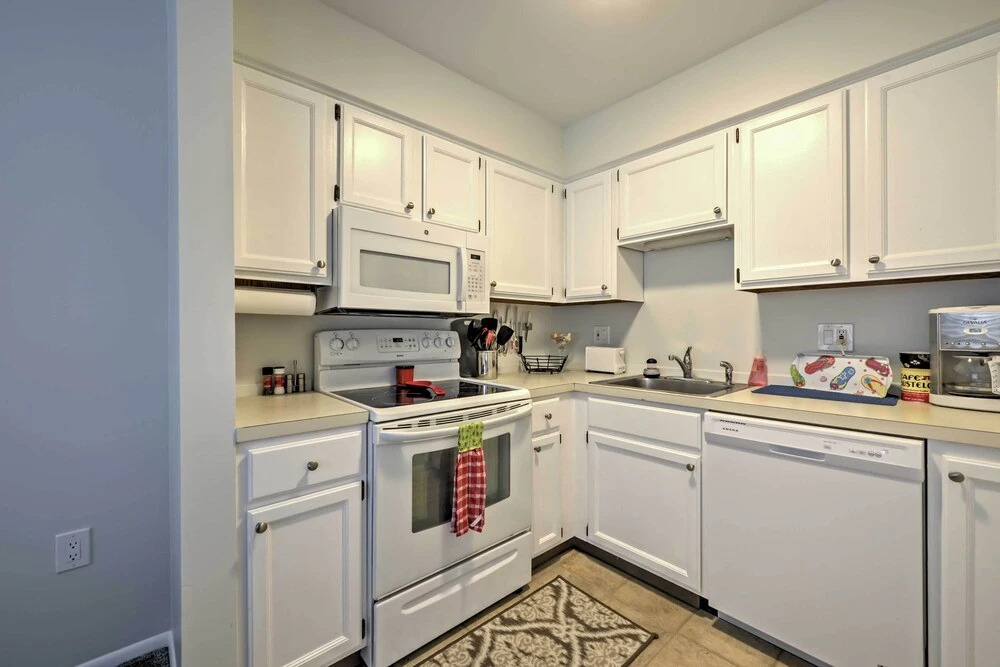 Central Sea Isle City Condo - 1 Block to the Beach