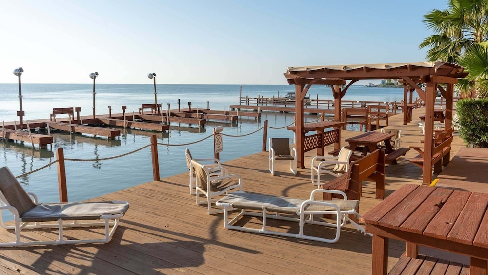 Direct Bayfront Sunsets - Boat Docks - Pool - Fish 2 Bedroom Apts