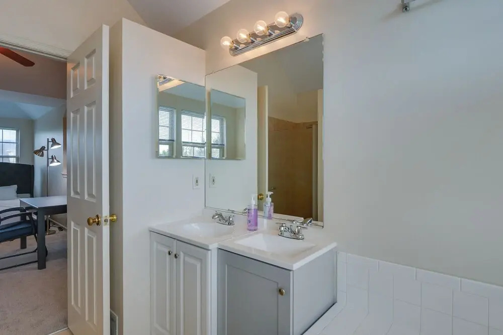 Owings Mills Townhouse: 8 Mi to Liberty Reservoir!