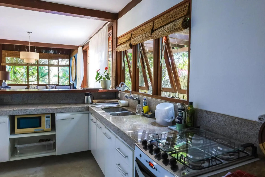 Casa em condomínio na Ilhabela a poucos metros da praia do Siriúba da Vila