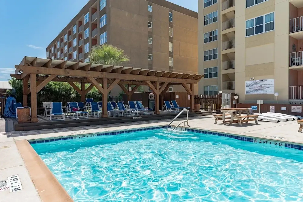 Charming 1 Bedroom, 3 Minute Walk To The Beach Condo by RedAwning
