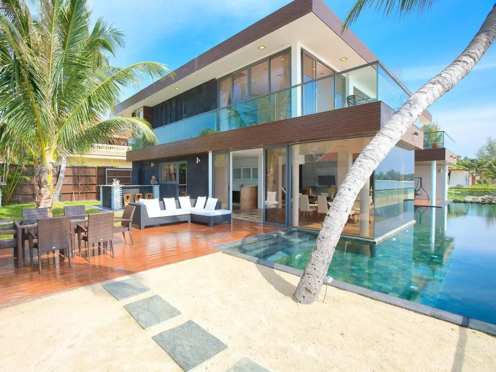 Villa U - 3BR Beachfront Haven