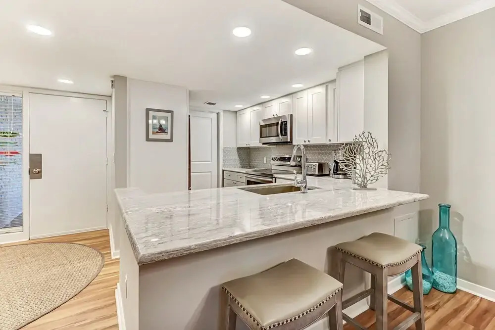 Recently Renovated Secluded Beachwood Condo Free Wifi by Redawning