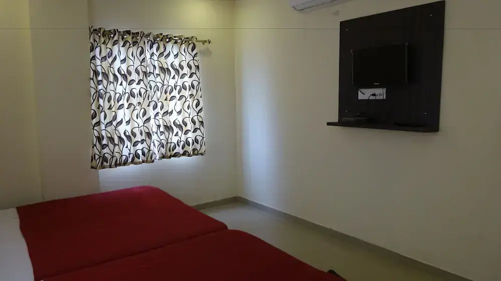 Hotel Sai Hira by OYO Rooms