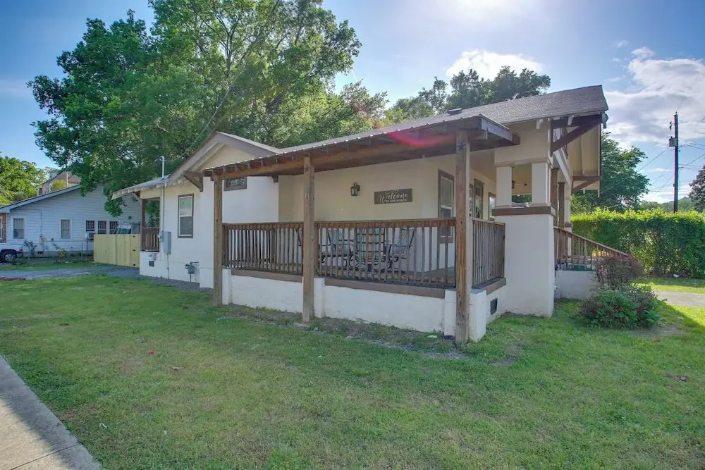 Walk to Dtwn Hot Springs: 'lazy Daze Bungalow'