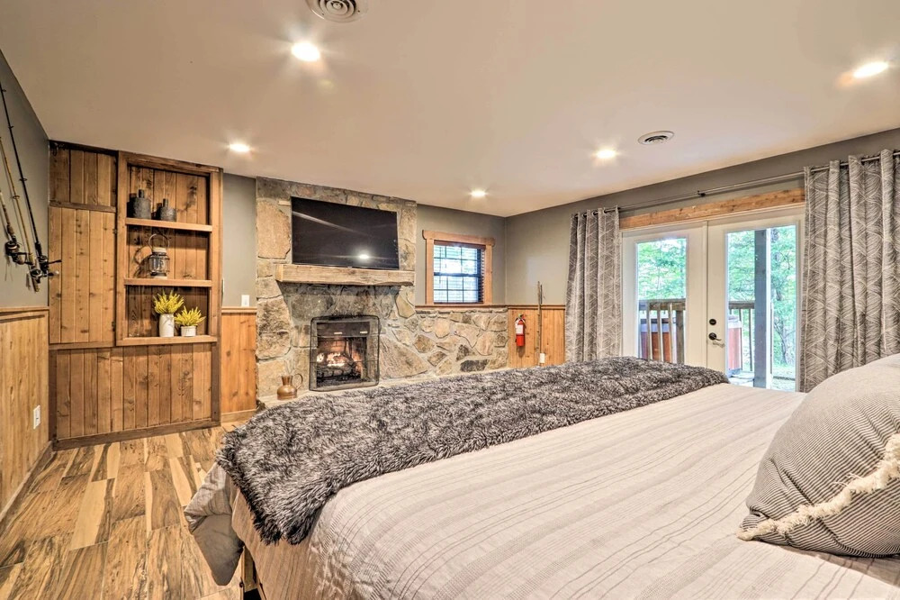 Deck & Hot Tub: Mtn-view Gatlinburg Cabin