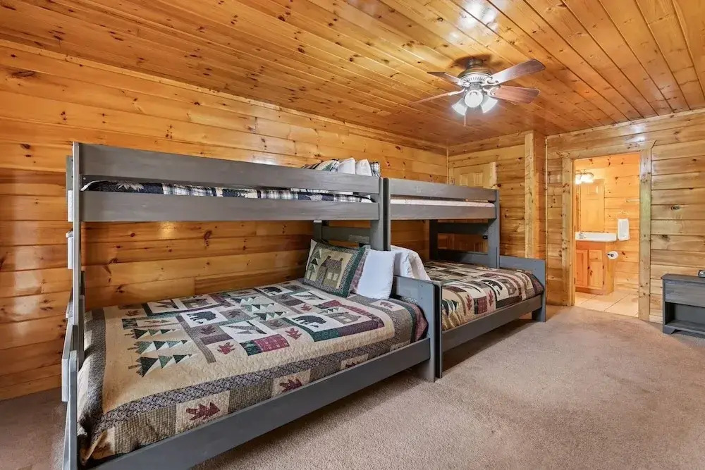 Triple Mountain View Stunning 4 BDR Cabin w/ Private Hot Tub, Game Room