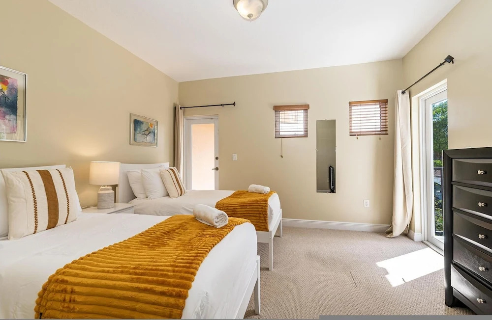 Salty Fox 5BD Oasis w Spa Beach Downtown
