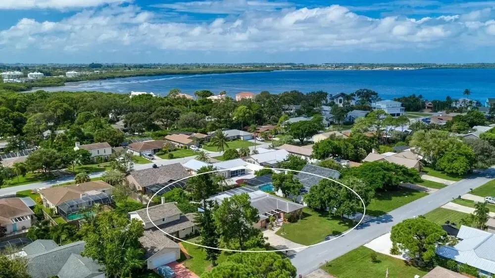 Montauks Point 5 Bedroom Pool Home Minutes away from local Beaches 5 Home by RedAwning