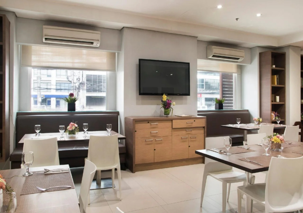 Microtel by Wyndham - Acropolis