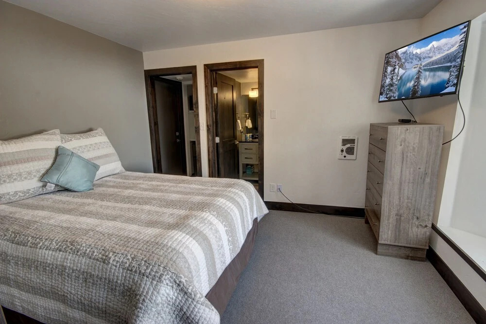 Wild Irishman 1064b by Summitcove Vacation Lodging