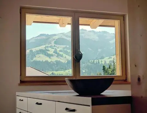 Modernes Chalet mit Terrasse und Parkplatz in den Alpen