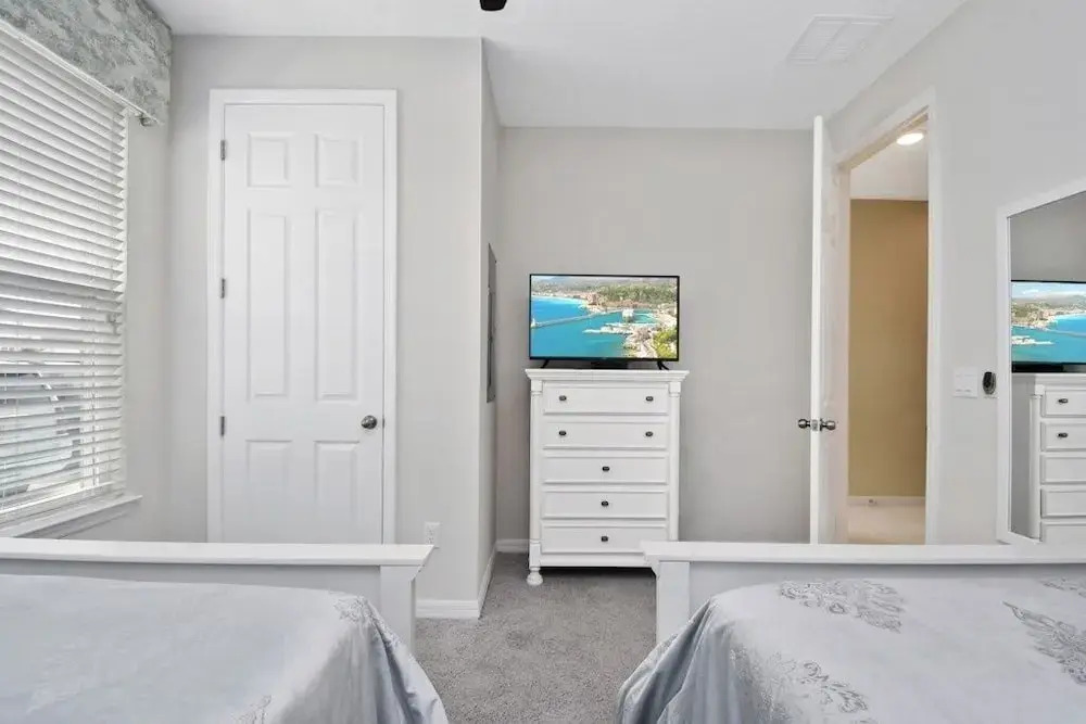 Be Our Guest At 1600cpc 4 Bedroom Townhouse by RedAwning