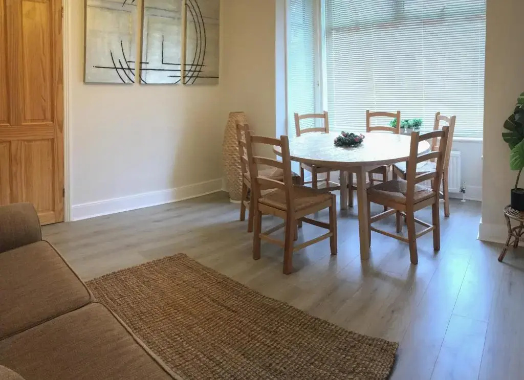 Welcoming 4 Bed Holiday Home in Eastbourne