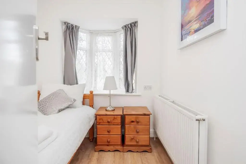 Lovely 4-bedroom House Near Romford Station