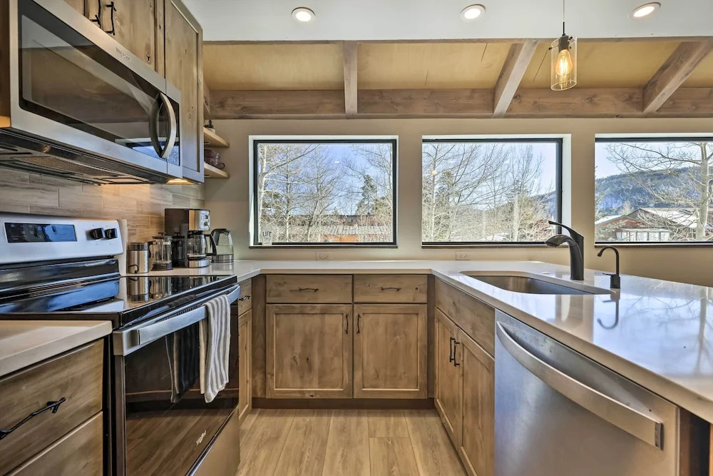 Chic Condo w/ Fireplace: Walk to Main St Frisco!