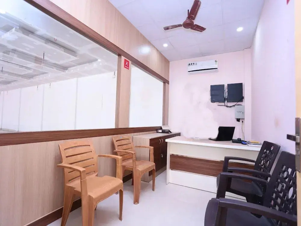 Oyo 13577 Tkr Metro Residency