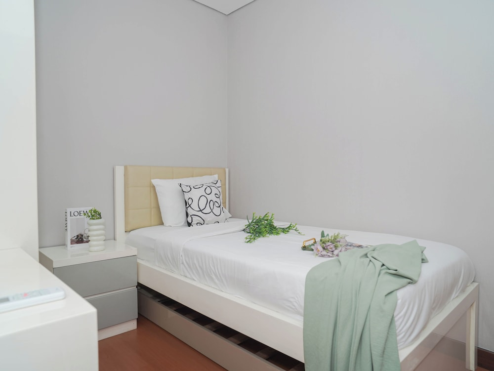 Serene Red Vibe 2Br At Apartment Nifarro Park