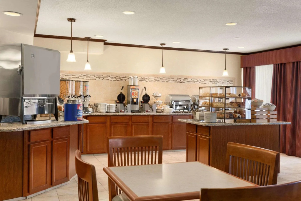 Country Inn & Suites by Radisson, Near The National Sports Center, Coon Rapids, MN