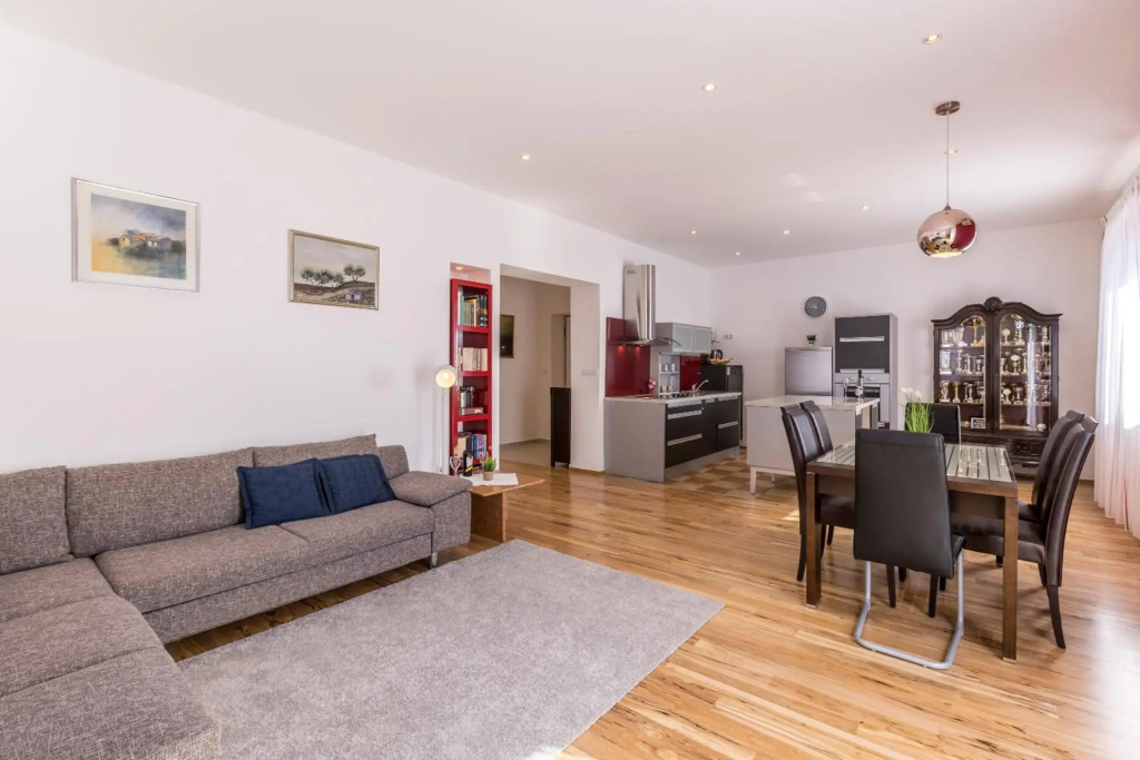 Ferula, 3 bedroom apartment near beach Bačvice