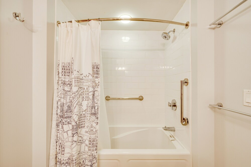 Near Skiing & Hiking! North Conway Gem w/ Balcony
