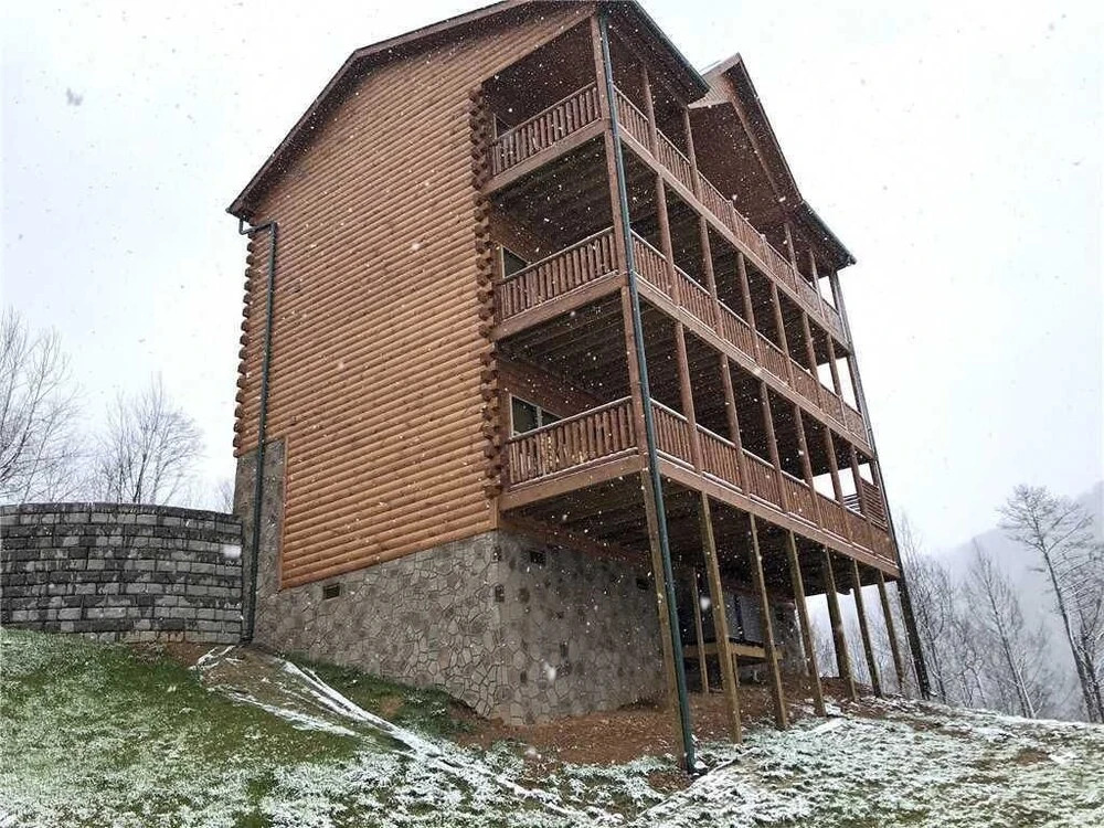 Damrons Dream 5 Bedroom Mountain View Home with Hot Tub