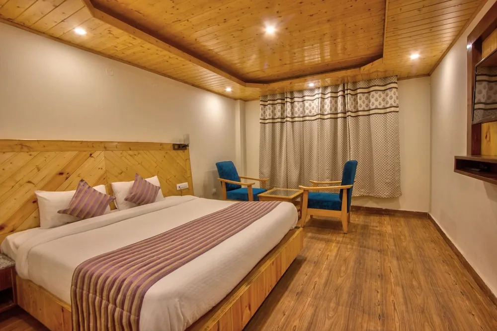 Snow Citys Montana Blues Resort Manali - Heated & Air-Cooled Stay