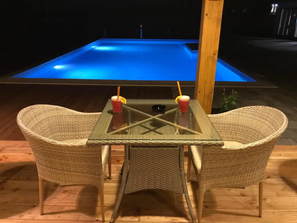 16 Lakes Hotel