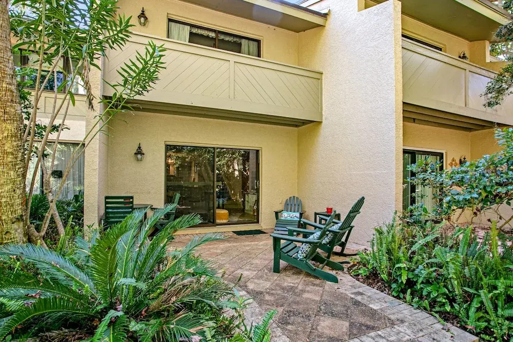 Wonderful Home Close to Everything W/shared Pool, Free Wifi, Central AC