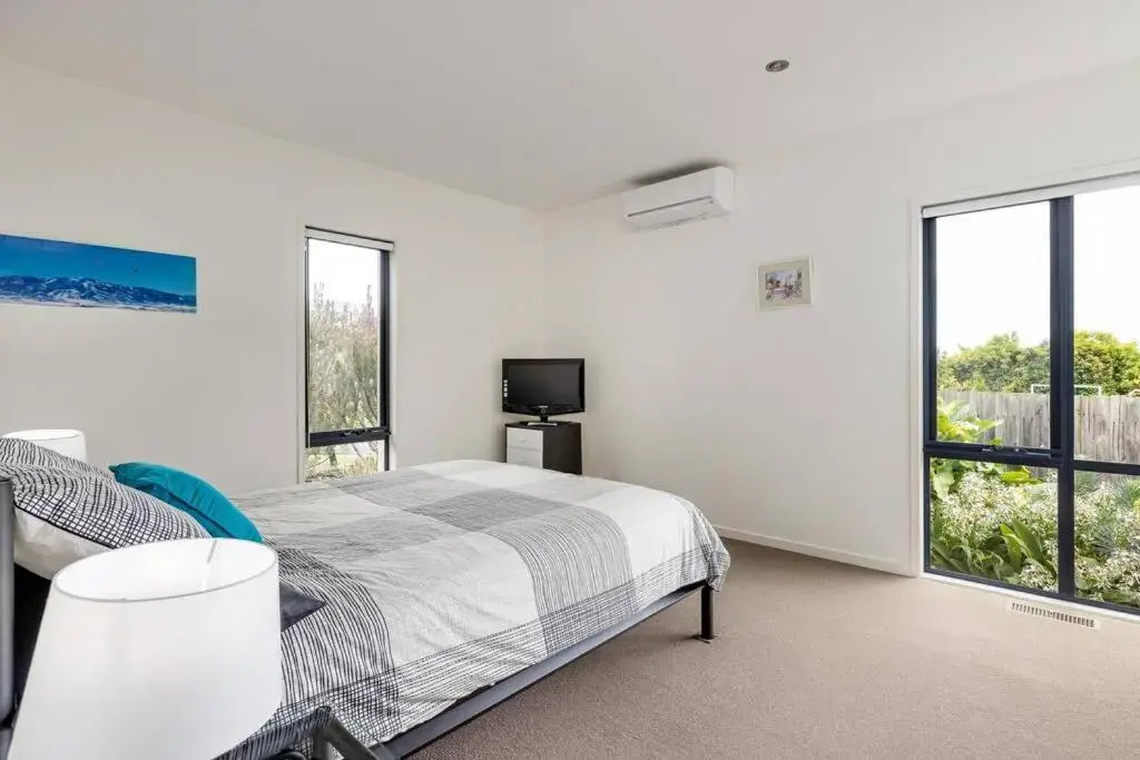 Sea Haven: coastal views, family retreat