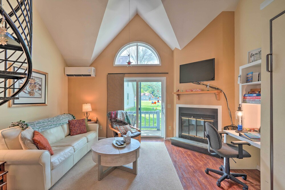 Townhome w/ Fireplace - Walk to Chairlift!