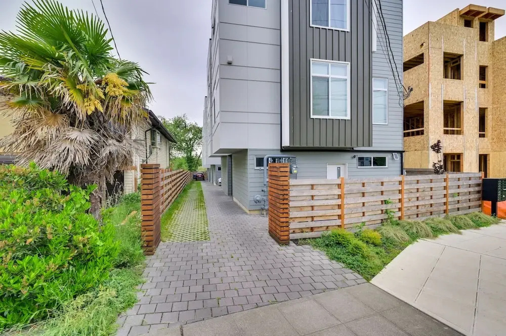 Luxury Seattle Home w/ Rooftop Deck + Fire Pit!