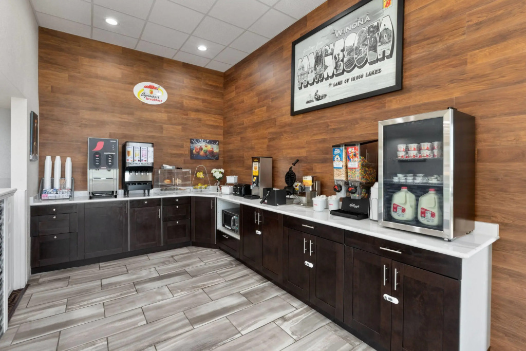 Super 8 by Wyndham Winona MN