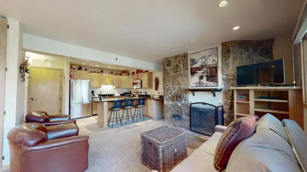 Laurelwood Condominiums Studio Premier Unit 306