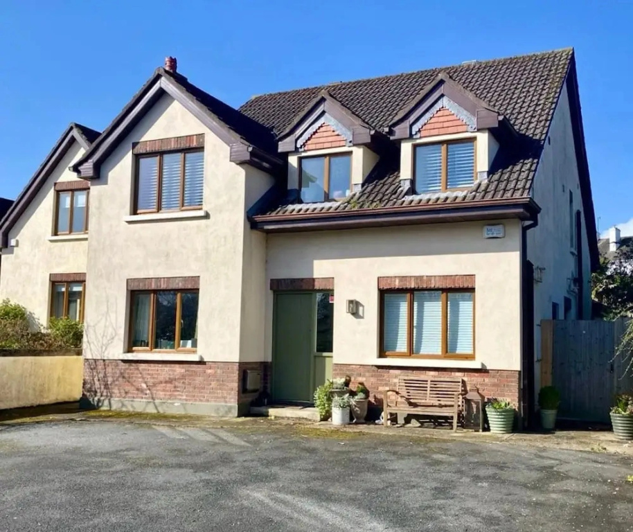 4 Bed House - Sleeps 8 - Pets - Parking - Wifi