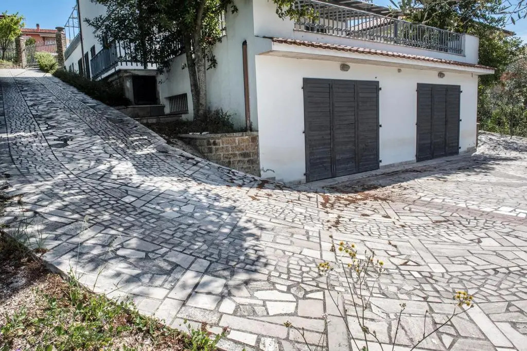 N202 - Numana, Ampio Bilocale Con Portico