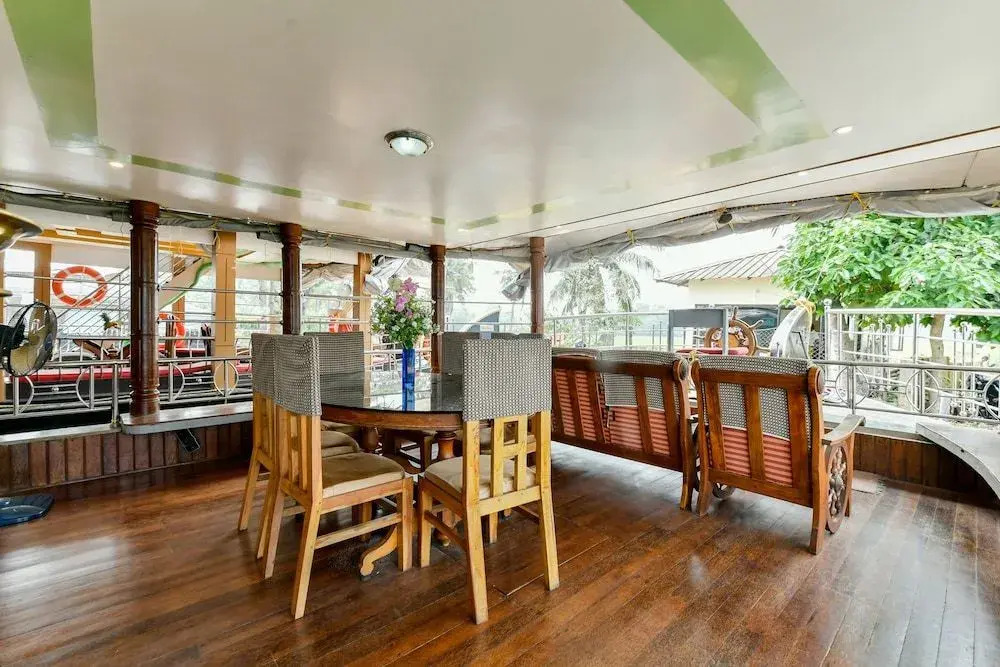 OYO 23047 Rkv Golden Petal Houseboat 3 Bhk
