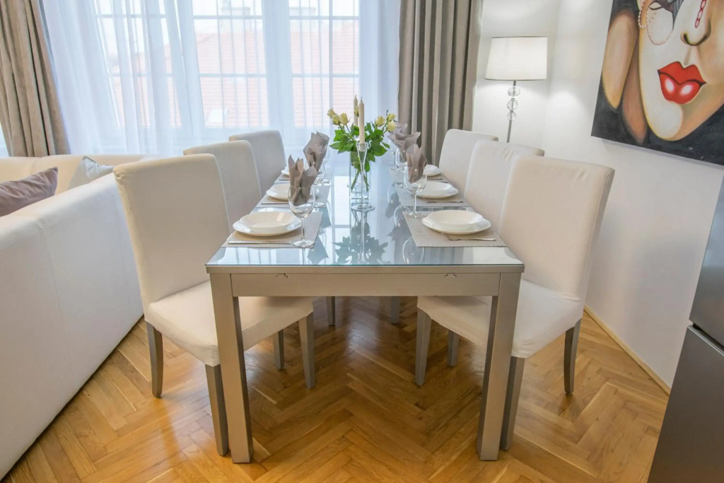 Panoramic Apt. near Chain Bridge