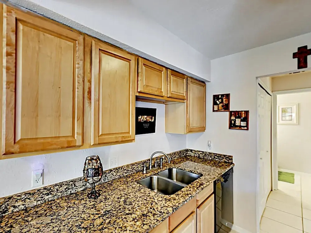 Charming W/ Pool - Walk To Beach & Pier 2 Bedroom Condo