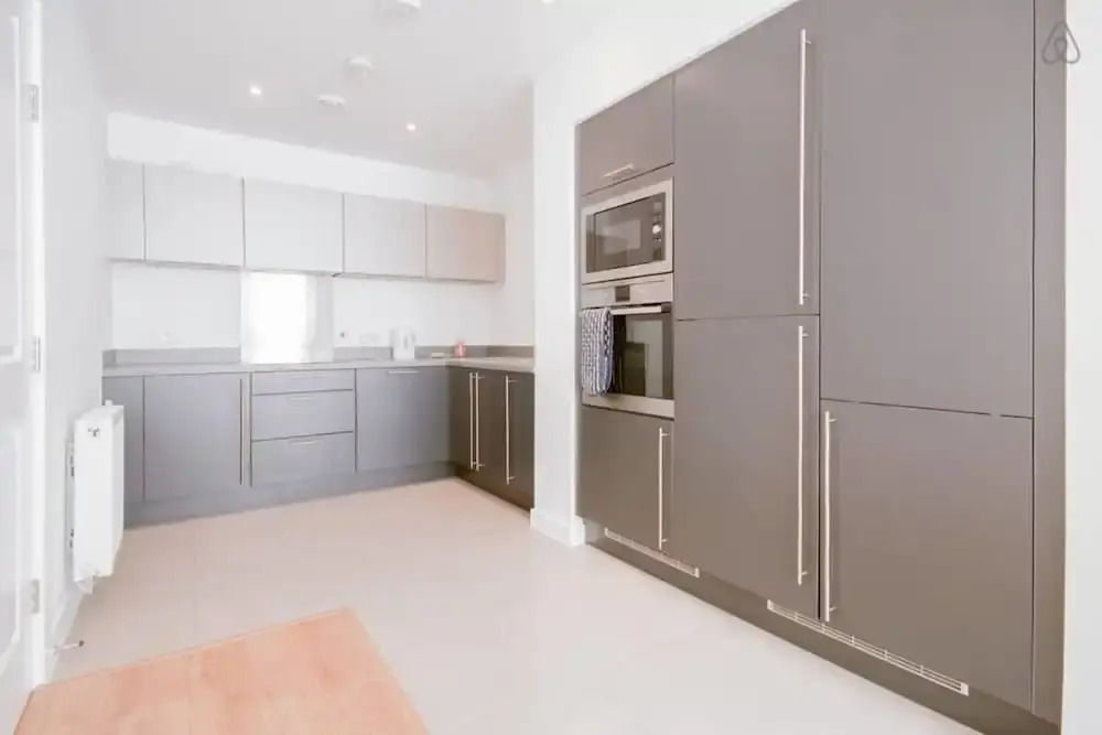 Bright 1BR Flat - 10 min Canary Wharf