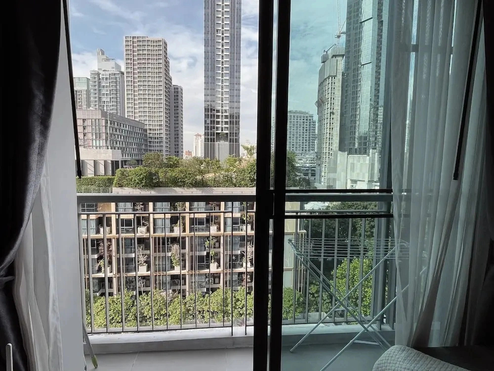 Luxury Condo in Khlong Toei City Views & Skytrain Access
