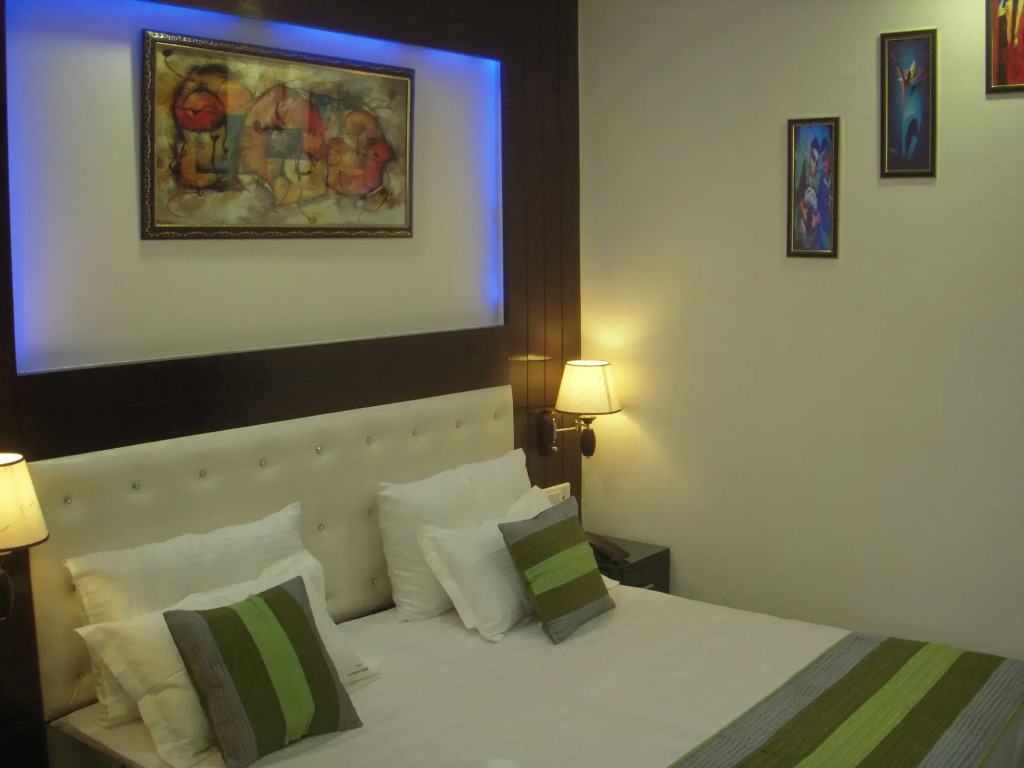 HOTEL TASHKENT PALACE - Budget Friendly, Near R K Ashram Metro Station