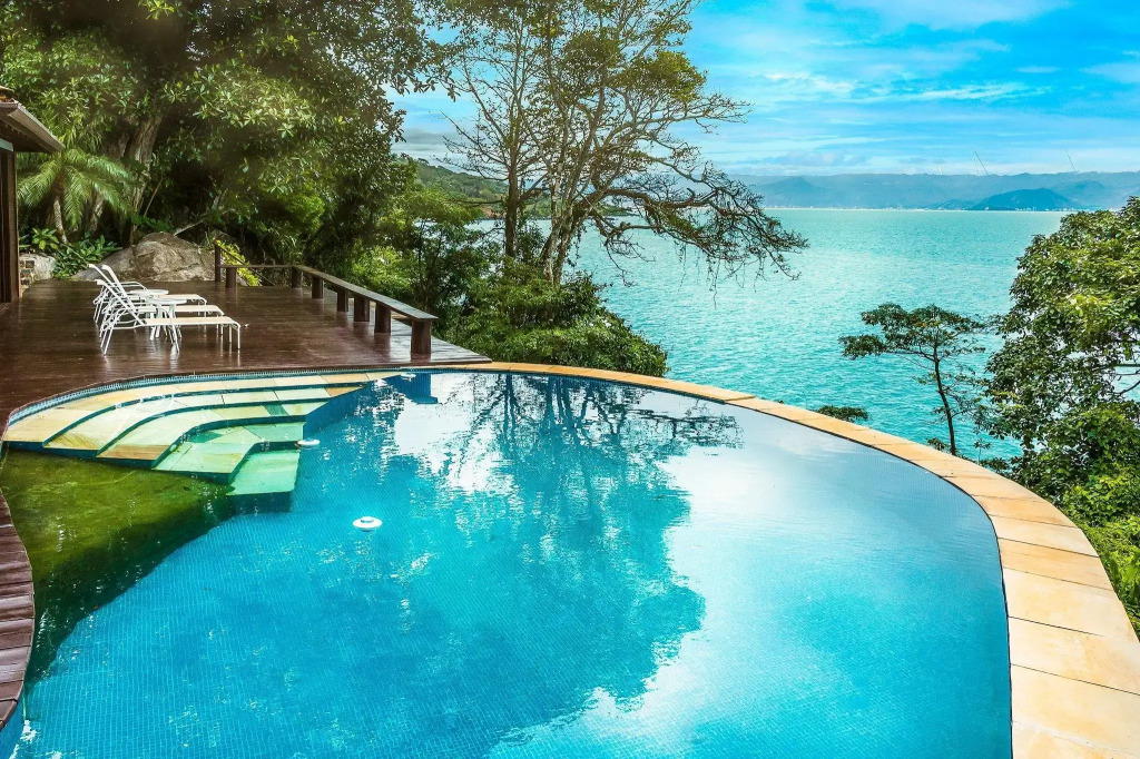 Casa de luxo com piscina e natureza em Ilhabela